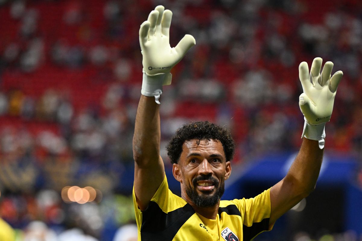 Vozinha waves to supporters after the Spain match